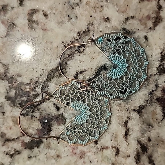 BEAUTIFUL BOHEMIAN WESTERN STYLE ANTIQUED BRONZE LOOKING EARRINGS - Picture 2 of 2